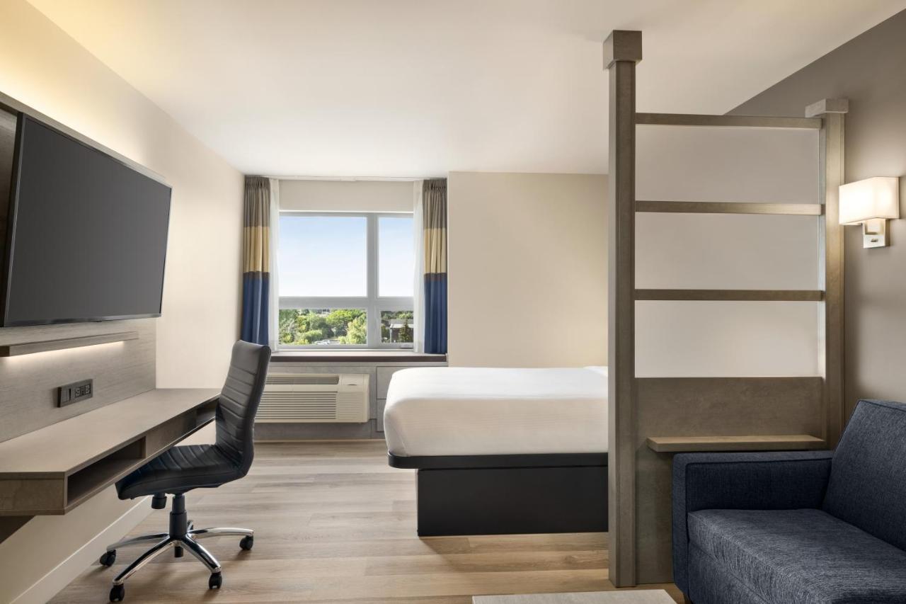 Microtel Inn & Suites Dorval Qc Exterior foto